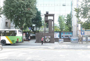 View of the Seowonmoon Lantern from opposite sides of the Jebong Street. photo: Philip Christou, Sept 2011