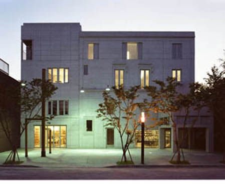 YouHwaDang Book Hall front façade facing the Bookmaker’s Street in early evening. Photo: Jonathan Lovekin, June 2009.